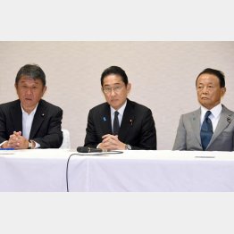 自民党役員会の後に…（左から茂木幹事長、岸田首相、麻生副総裁）／（Ｃ）日刊ゲンダイ