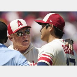 マウンドの大谷に話し掛けるネビン監督（Ｃ）AP=共同