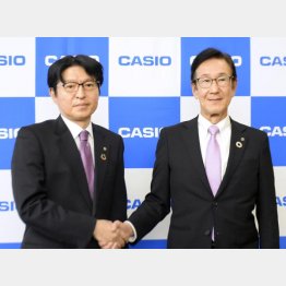 カシオ計算機の樫尾和宏会長（左）と増田裕一社長（Ｃ）共同通信社