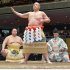 赤い綱を締め還暦土俵入りを行う元横綱北勝海の八角理事長（代表撮影）