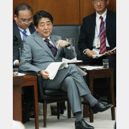 逃げ得戦術を踏襲（森友加計問題で、厳しい質疑を受ける安倍元首相）／（Ｃ）日刊ゲンダイ