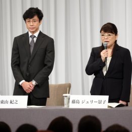 到底「解体的出直し」とは言えない（故・ジャニー喜多川氏の性加害問題について会見する、右からジャニーズ事務所の藤島ジュリー景子現社長、東山紀之新社長）（Ｃ）日刊ゲンダイ