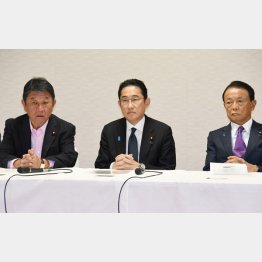 「おっさん政治」が続く（左から）茂木幹事長、岸田首相、麻生副総裁（Ｃ）日刊ゲンダイ