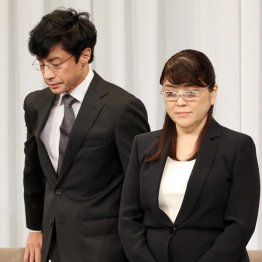 性加害を認めて謝罪（故・ジャニー喜多川氏の性加害問題について会見する、右からジャニーズ事務所の藤島ジュリー景子現社長、東山紀之新社長）／（Ｃ）日刊ゲンダイ