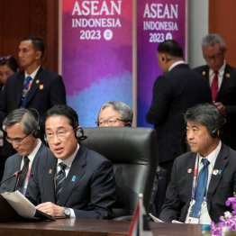 それとも木原誠二官房副長官（右）隠しのカモフラージュ作戦？（訪米に続き、ASEAN＋3会議やG20にも岸田首相に同行）／（Ｃ）ロイター