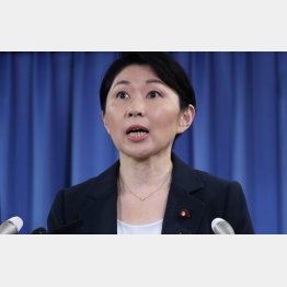 涙目で神妙に謝罪する小渕優子・新自民党選対委員長だが…（Ｃ）日刊ゲンダイ