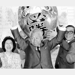 1989年6月新潟県知事選、当選の万歳をする金子清知事（Ｃ）共同通信社