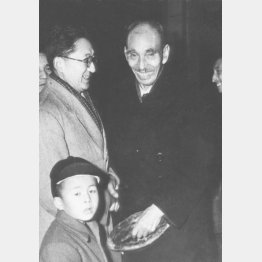 山田純三郎（右）。元上海居留民団長として帰国し、出迎えを受けて（1948〈昭和23〉年12月17日、東京駅）（Ｃ）共同通信社