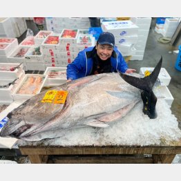 一本買いしたマグロと（提供写真）