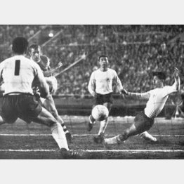 1968年日英交歓サッカー、アーセナル戦で奮闘する小城（右）／（Ｃ）共同通信社