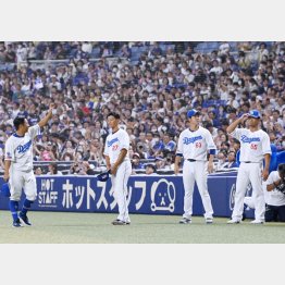 （右から）引退セレモニーを終えた福田永将、大野奨太、堂上直倫、谷元圭介（Ｃ）共同通信社