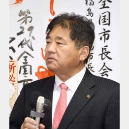 自公推薦現職4選ならず。埼玉県所沢市長選で落選が決まり、支持者らにあいさつする藤本正人氏（Ｃ）共同通信社