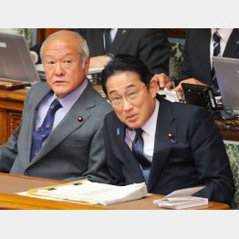 「所得減税」はもともと大風呂敷パフォーマンス（岸田首相と鈴木財務相＝左、23日）／（Ｃ）日刊ゲンダイ