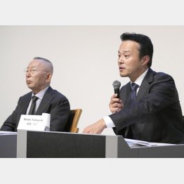 ファーストリテイリングの柳井正会長兼社長（左）と「ユニクロ」の塚越大介社長（Ｃ）共同通信社