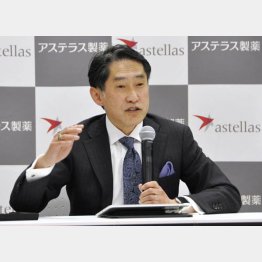 就任会見をするアステラス製薬の岡村直樹社長（Ｃ）共同通信社