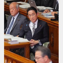 本気で怒った？（手前の代表質問する世耕弘成参院議長を見る岸田首相）／（Ｃ）日刊ゲンダイ