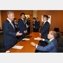 左手前から、日本維新の会の馬場伸幸代表、藤田文武幹事長と面会する鈴木宗男参議院議員（Ｃ）日刊ゲンダイ