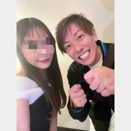 “モテテク”を使い、美女とパシャリ（本人提供）