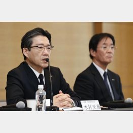 記者会見する沢井製薬の木村元彦社長（左）と沢井光郎会長（Ｃ）共同通信社