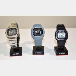 「Ｇ―ＳＨＯＣＫ」の初号機（右）と特徴を引き継いだモデル（Ｃ）共同通信社