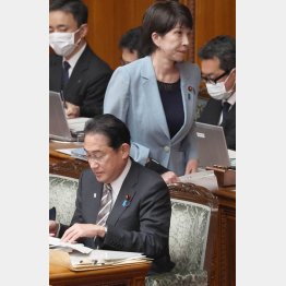 “水に落ちた犬を打つのは信義にもとる”ともっぱら…（岸田首相と高市大臣）／（Ｃ）日刊ゲンダイ