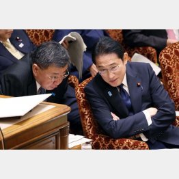 それでも政権たらい回しを画策、自民党政治の劣化が凄まじい（岸田首相と松野官房長官）（Ｃ）日刊ゲンダイ