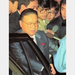 金丸邸に入る梶山静六国対委員長（1992年10月）／（Ｃ）共同通信社