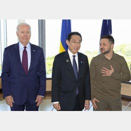 G7サミットでのスリーショット（代表撮影）