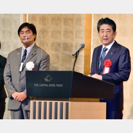 五輪招致は必ず勝ち取れ（右から、安倍元首相と馳浩石川県知事）／（Ｃ）日刊ゲンダイ