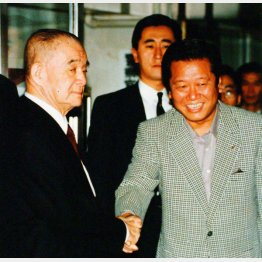 親父の金丸信前自民党副総裁（左）を守れたと思った小沢一郎氏（Ｃ）日刊ゲンダイ