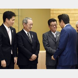 万博開催決定で報告に訪れ、安倍首相（右端）と握手する大阪府の松井一郎知事（右2）と大阪市の吉村洋文市長（左端）＝2018年当時（Ｃ）共同通信社