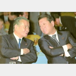 最後まで抵抗した小沢一郎氏（右）と事務総長の佐藤守良氏（Ｃ）共同通信社