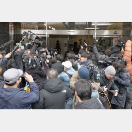 これからが正念場（安倍派・清和会事務所に家宅捜索に入る東京地検特捜部の係官ら）／（Ｃ）日刊ゲンダイ