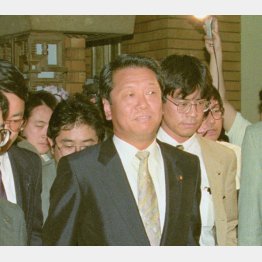 首相官邸を出る小沢一郎氏＝1992年8月27日（Ｃ）共同通信社