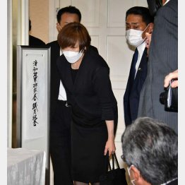 安倍元首相銃撃事件の後に、同会合に挨拶回りに訪れた安倍昭恵夫人（Ｃ）日刊ゲンダイ