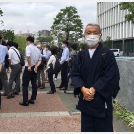 亡くなる2年前、福岡地裁前にて（写真）片岡健