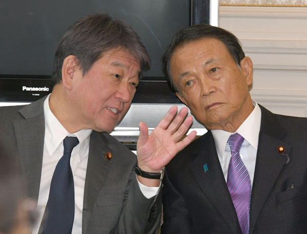 派閥に固執（自民党の麻生太郎副総裁と茂木敏充幹事長＝左）／（Ｃ）日刊ゲンダイ