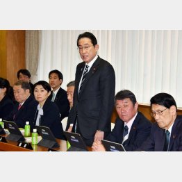 自民党総裁としての責任は？（自民党臨時総務会であいさつする岸田首相＝中央、25日）／（Ｃ）日刊ゲンダイ