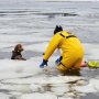 いたいけな犬の姿にキュンとなる！ 凍てつく川に転落した犬を救助した米消防隊員に称賛の声