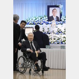 古い政治の象徴（昨年11月、細田前衆院議長の通夜に参列）／（Ｃ）共同通信社