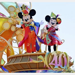 ディズニーランド40周年記念のパレード（Ｃ）共同通信社