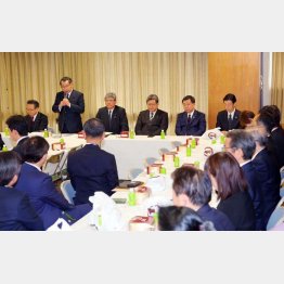 安倍派最後の総会（あいさつする塩谷座長と5人衆＝奥）／（Ｃ）日刊ゲンダイ