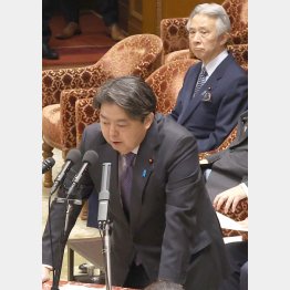 林芳正官房長官にも疑惑が浮上（後ろは盛山正仁文科相、＝衆院予算委、昨8日）／（Ｃ）日刊ゲンダイ