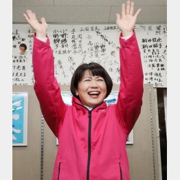 自民党王国・群馬で、前橋市長選結果は貴重な教訓（初当選を決め、万歳する4野党推薦候補の小川晶氏）／（Ｃ）共同通信社