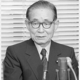 元首相の田中角栄被告の有罪判決で、苦渋に満ちた表情で記者会見する後藤田正治官房長官（1983＝昭和58＝年10月12日）／（Ｃ）共同通信社