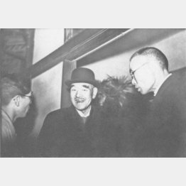 組閣の大命を拝した鈴木貫太郎大将（中央）。宮中より退下自宅に入る（1945＝昭和20＝年4月6日）／（Ｃ）共同通信社