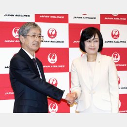 新社長の鳥取三津子氏（右）と新会長の赤坂祐二氏（Ｃ）共同通信社