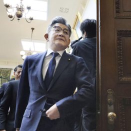 知らぬ存ぜぬ(衆院政倫審を終え、引き揚げる二階派事務総長の武田良太元総務相)/(代表撮影)