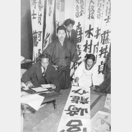 社会民衆党から立候補した宮崎龍介（左２）と夫人の柳原白蓮＝1930（昭和5）年1月30日（日本電報通信社撮影）