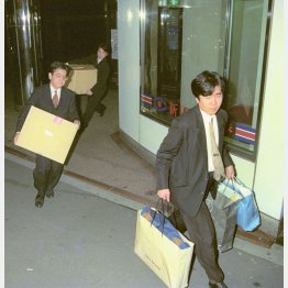 長時間に及ぶ平和堂の家宅捜索を終え、押収物を運び出す係官＝1992年2月13日、東京都港区南青山（Ｃ）共同通信社